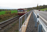Železnici a silnici u Újezdce odděluje opěrná zeď