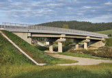 Motoristům slouží nový most přes trať u Valašských Příkazů