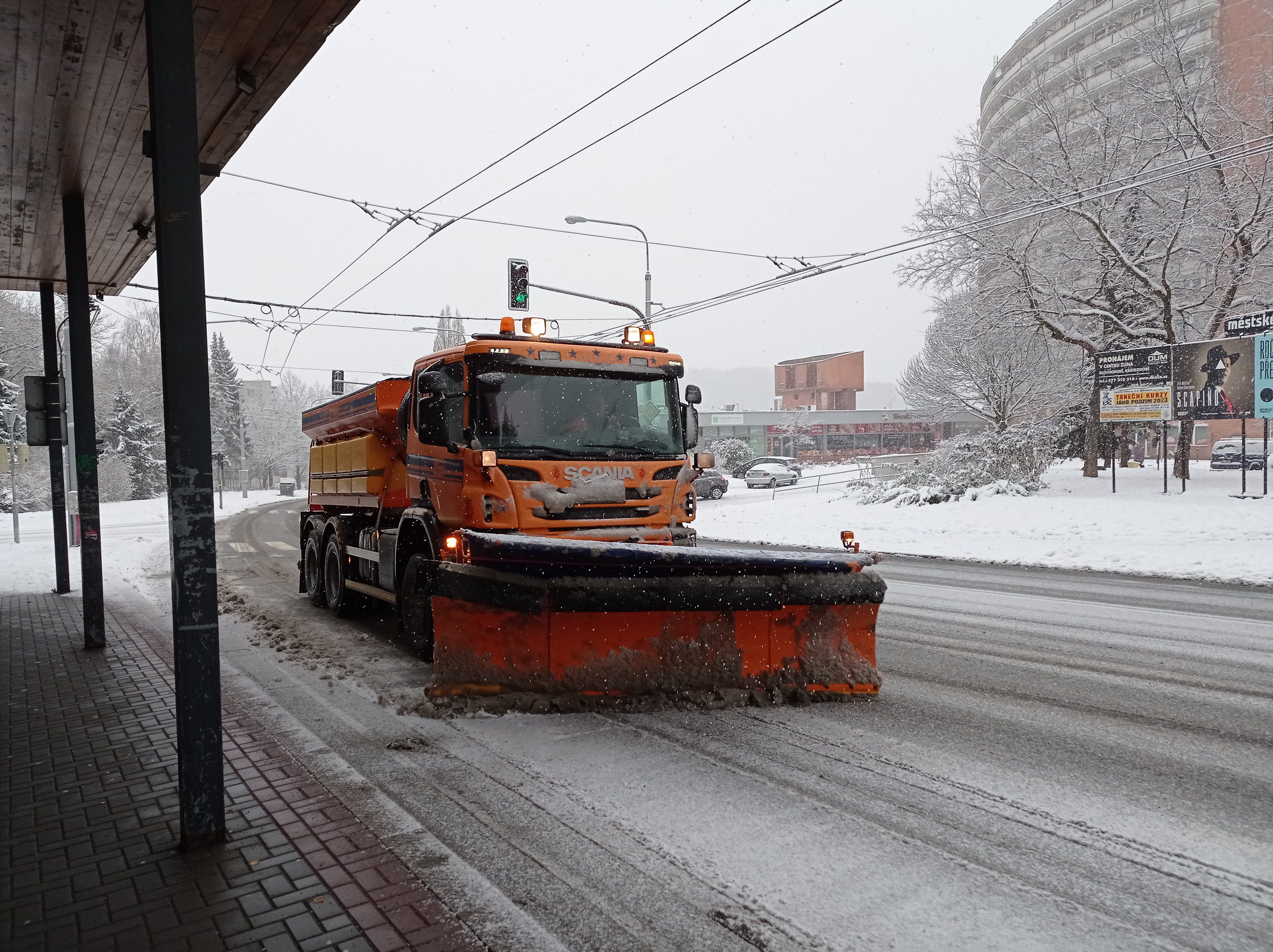 Sypač SÚS Zlínska při zásahu na zlínském sídlišti Jižní Svahy / foto: V. Cekota