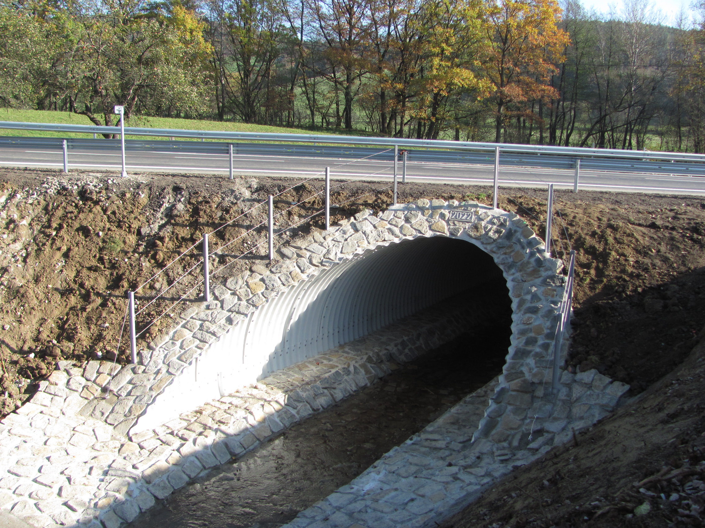 Nový most byl v r. 2022 postaven například ve Vlachovicích-Vrběticích. Foto: V. Cekota