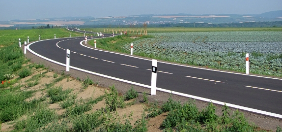 Rekonstruovaný úsek silnice II/495 nedaleko Uherského Ostrohu / foto: V. Cekota