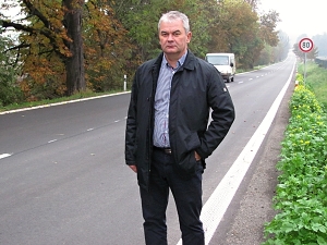 Ředitel ŘSZK Bronislav Malý u nově rekonstruované silnice II/432 ve Střílkách / foto: V. Cekota