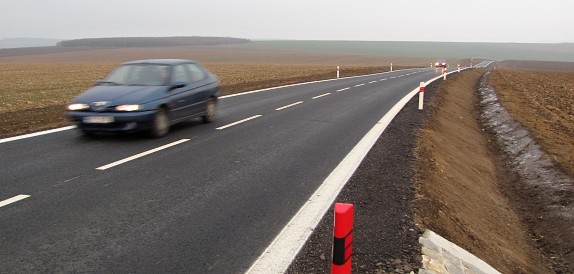Rekonstruovaný úsek silnice II/495 poblíž Hluku / foto: V. Cekota
