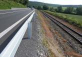 Mezi obnovenou silnicí a železnicí u Újezdce přibude opěrná zeď